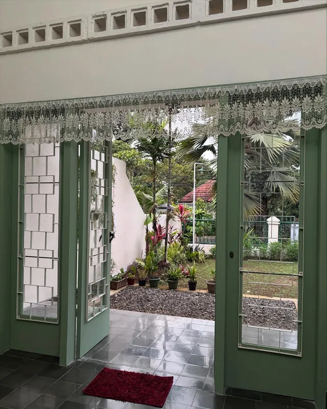 Project 4: Vintage Window Trellis